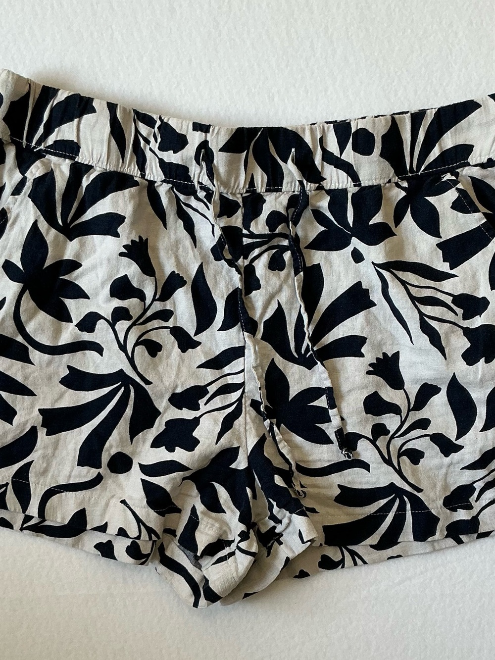 Time & Tru Linen Blend Floral Pull On Shorts Women’s L Black Ivory Pockets - Picture 2 of 10